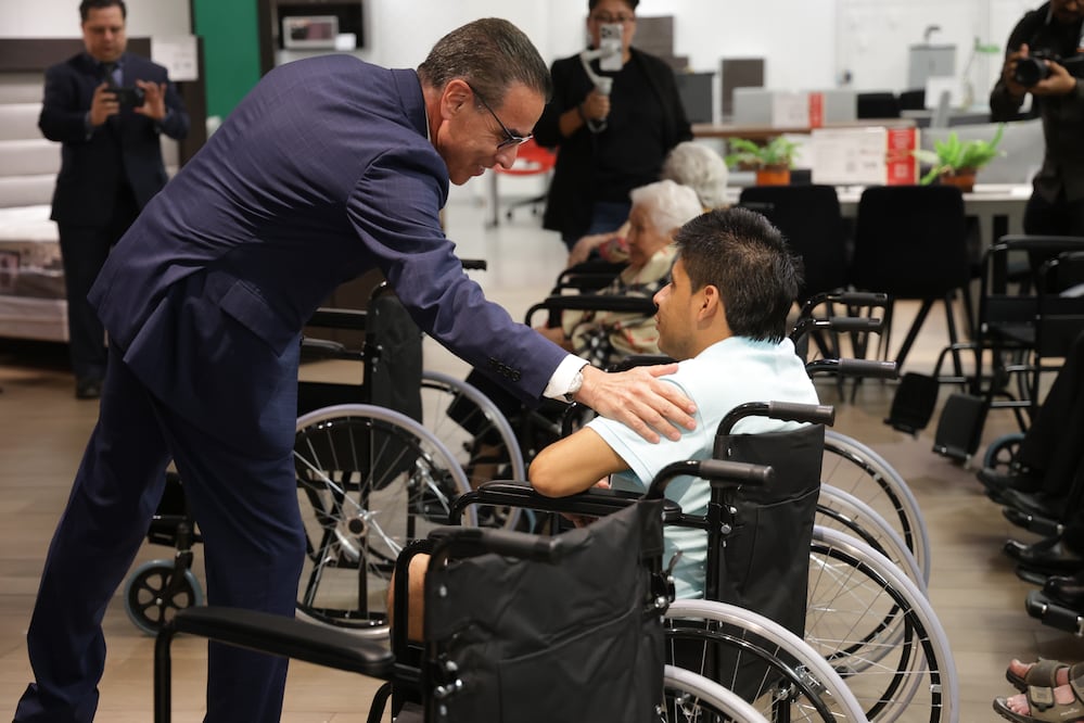Alejandro Valenzuela, presidente del Consejo de Administración de Banco Azteca y Azteca Servicios Financieros, encabezó la entrega de 50 sillas de ruedas a 50 clientes de Banco Azteca en la tienda Elektra ubicada, en Av. Insurgentes Sur número 3862. Foto: Fernanda Rojas/ El Universal 