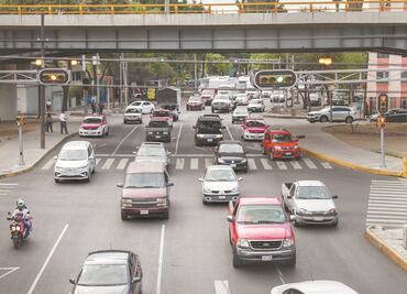 Autos con engomado azul no circulan este viernes 10 de enero