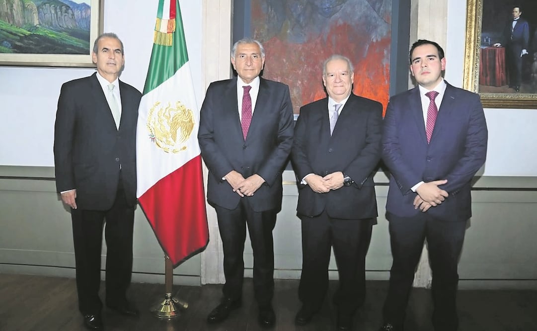 El titular de la Segob, Adán Augusto López (segundo de izq. a der.), presentó los cambios de funcionarios en la Profeco. Foto: Especial.
