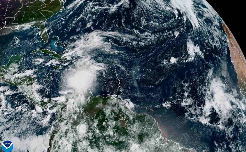 Fotografía satelital cedida este miércoles por la Oficina Nacional de Administración Oceánica y Atmosférica de Estados Unidos (NOAA), a través del Centro Nacional de Huracanes (NHC), donde se muestra la localización de la tormenta tropical Melissa cerca del Caribe. Melissa avanza muy lentamente hacia el suroeste de Haití y Jamaica al tiempo que se espera un fortalecimiento que la convierta en huracán este jueves, según ha informado el Centro Nacional de Huracanes (NHC, en inglés) de Estados Unidos. Foto: EFE