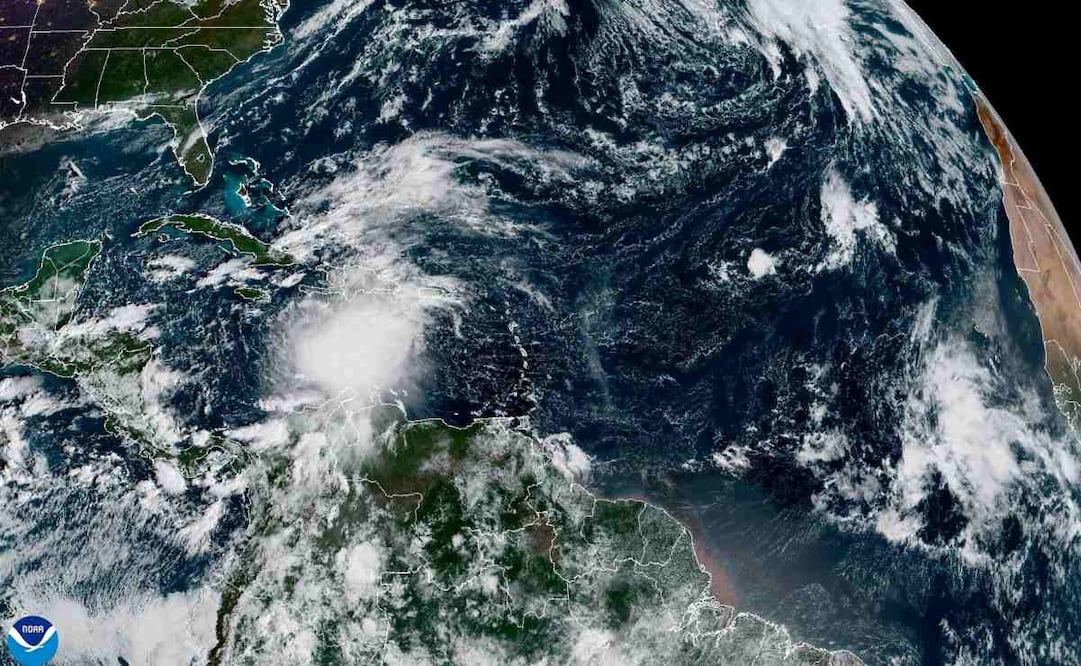 Fotografía satelital cedida este miércoles por la Oficina Nacional de Administración Oceánica y Atmosférica de Estados Unidos (NOAA), a través del Centro Nacional de Huracanes (NHC), donde se muestra la localización de la tormenta tropical Melissa cerca del Caribe. Foto: EFE