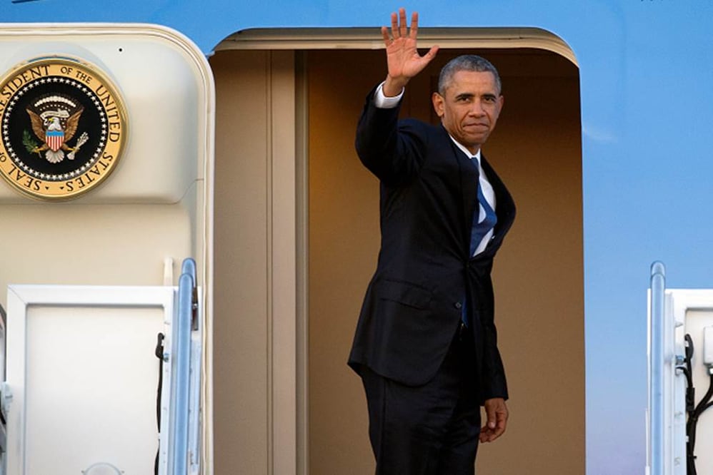 Barack Obama al momento de abordar el avión Air Force One e iniciar su viaje hacia Kenia (AP)