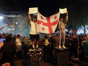 EU urge al Parlamento de Georgia a mostrar "valor" y dejar en suspenso la "ley rusa"