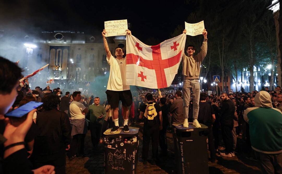 Miles de personas se manifestaron en Georgia el 17 de abril de 2024 después de que los legisladores avanzaran una controvertida ley de "influencia extranjera" que según sus opositores socavará las aspiraciones europeas. Foto: AFP