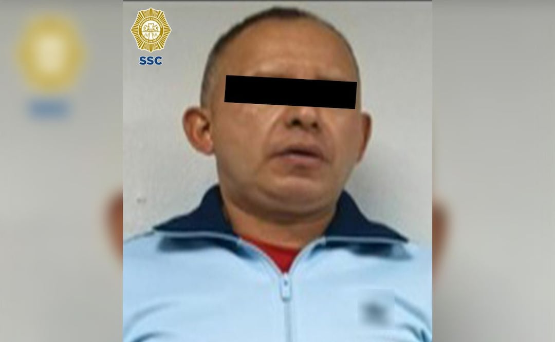 Policías capturaron en calles de la alcaldía Cuauhtémoc a un hombre que estaría relacionado con el robo de 119 mil 684 cajas de medicamento controlado. | Foto: Especial.