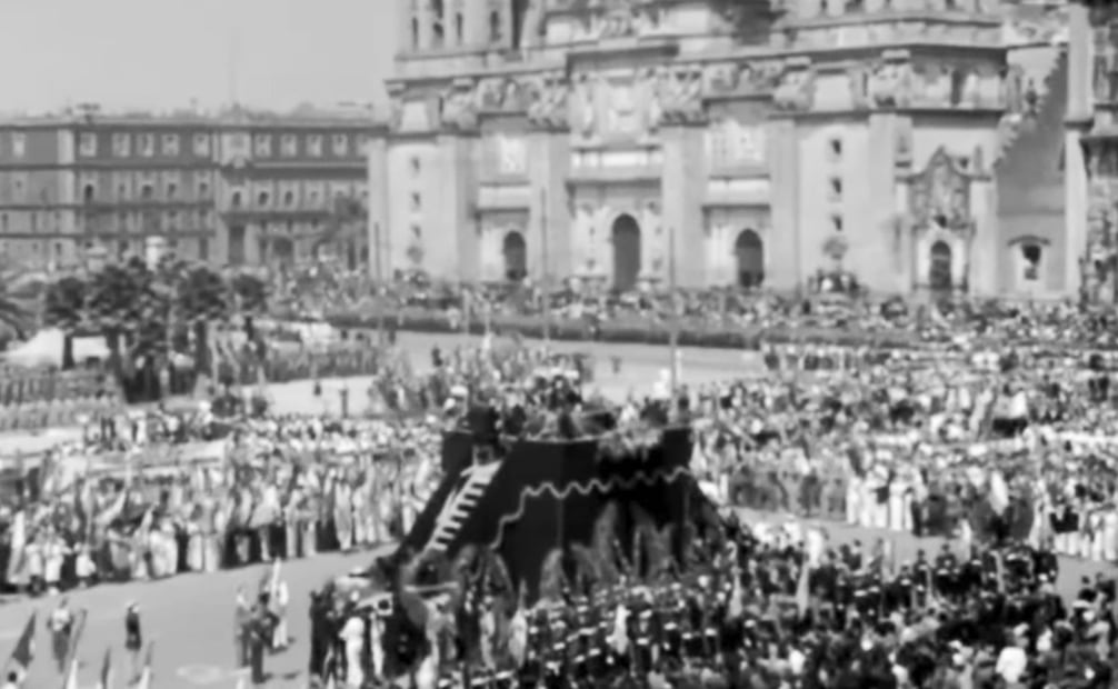 Vista del Zócalo durante el homenaje por el Himno Nacional, 1942. También hubo un evento en el Estadio Nacional un día después. Foto: Captura de Pantalla/ESPECIAL.