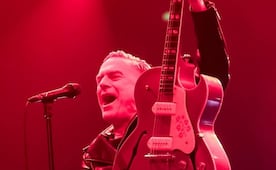 Bryan Adams lleva a la Arena Ciudad de México a la década de los 80; demuestra que la edad es sólo un número