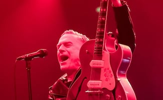 Bryan Adams lleva a la Arena Ciudad de México a la década de los 80; demuestra que la edad es sólo un número