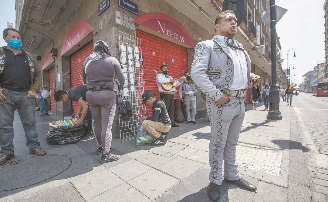 En las calles de Centro conviven mariachis y vendedores que buscan ganarse unas monedas en tiempos de pandemia. Foto: GERMÁN ESPINOSA. EL UNIVERSAL