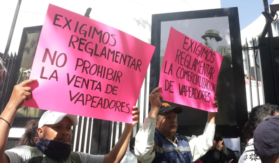 El 5 de diciembre, las comisiones de Puntos Constitucionales, de Salud y de Estudios Legislativos del Senado aprobaron en lo general y en lo particular, con 40 votos a favor, el dictamen de la minuta con la que se reforman dos artículos de la Constitución Política de los Estados Unidos Mexicanos para estipular en su texto que estarán prohibidas y se sancionarán las actividades relacionadas con vapeadores y el uso ilícito de fentanilo. Foto: Francisco Rodríguez/EL UNIVERSAL