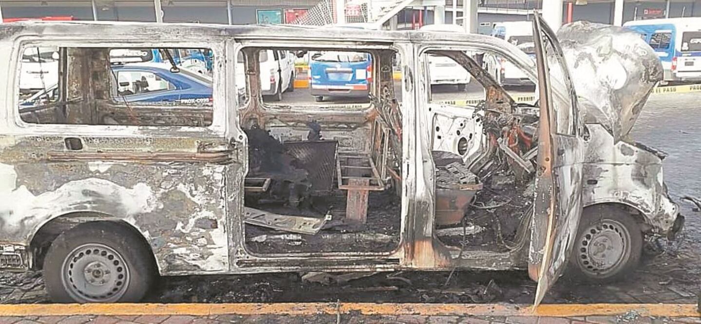 Una camioneta más de la ruta San Juan Zitlaltepec, conocida como Las Brujas, fue incendiada. Con este ataque ya suman 21 los vehículos que han sido quemados de esa misma línea en lo que va del año y cuyos transportistas se niegan a pagar extorsiones. ESP