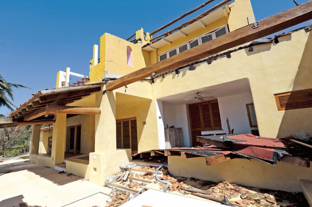 Una vivienda en Costa Careyes, Jalisco, muestra los daños dejados por el huracán. Según Sedesol hubo casas afectadas en cuatro estados (HENRY ROMERO. REUTERS)