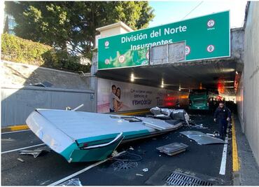 Autobús turístico de dos pisos se atora debajo de un puente en Viaducto; reportan varios lesionados