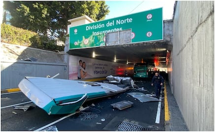 Autobús turístico de dos pisos se atora debajo de un puente en Viaducto; reportan varios lesionados