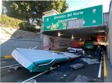 Autobús turístico de dos pisos se atora debajo de un puente en Viaducto; reportan varios lesionados