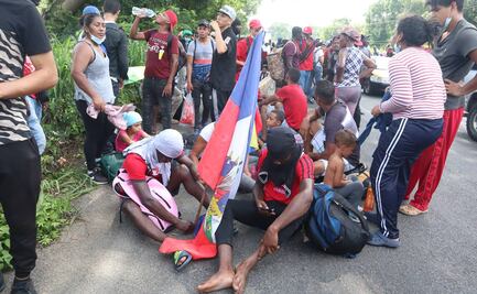 A golpes y con palos, caravana migrante se abre paso por Tapachula 