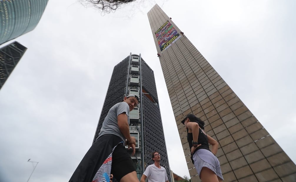 En el marco de la justa mundialista, activistas pertenecientes a distintas organizaciones como Greenpeace y Amnistía Internacional realizan un acto de protesta en la Estela de luz, en la que colocarán una manta denunciando las diversas problemáticas sociales y medioambientales en el país. Fotos:  Gabriel Pano/El UNIVERSAL