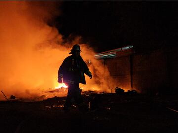 Incendio consume bodega de plásticos en Culiacán