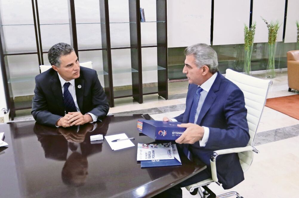 El gobernador de Puebla, Antonio Gali Fayad (der.,) se reunió con el ex alcalde de Medellín, Colombia, Aníbal Gaviria (izq.), para compartir proyectos viables. (ESPECIAL)