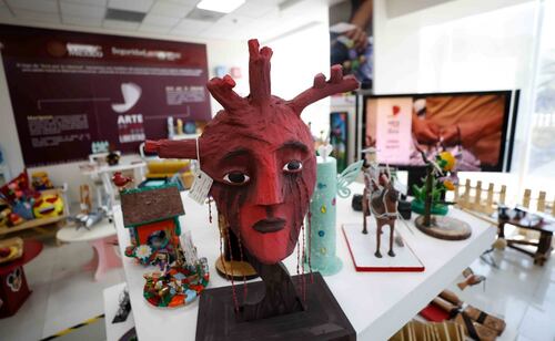 Los productos de “Arte por la Libertad” abarcan distintas técnicas: herrería, cerámica, textiles, óleo, piñatería, carpintería, textiles, moldeado de jabón. Foto: Diego Simón Sánchez/ EL UNIVERSAL