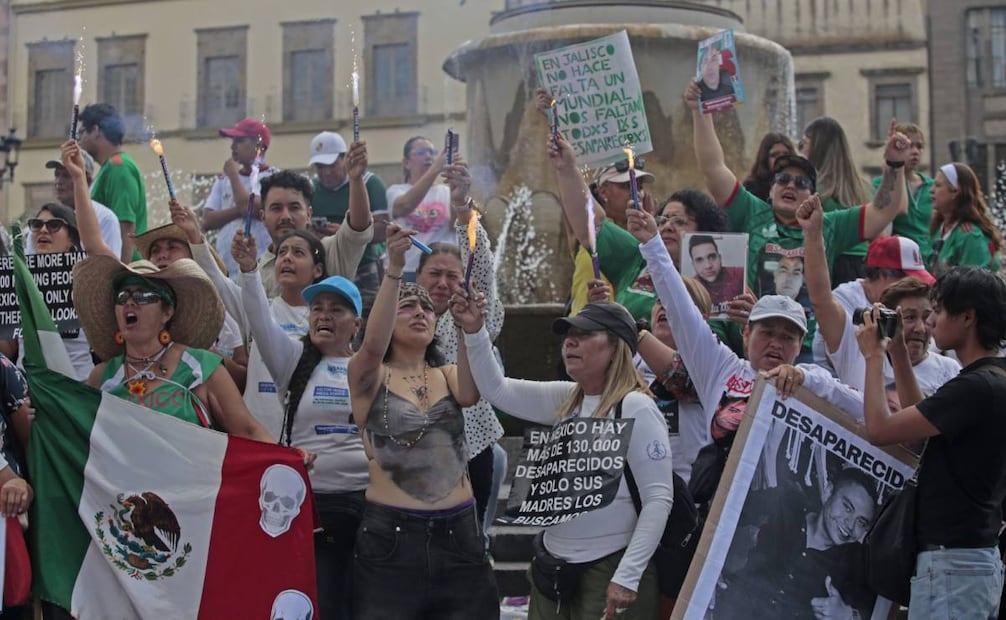 La plaza, ubicada frente a Catedral, pronto se llenó de aficionados al futbol y en poco tiempo convivieron la fiesta y la exigencia de justicia.
FOTO: FERNANDO CARRANZA GARCIA / CUARTOSCURO.COM