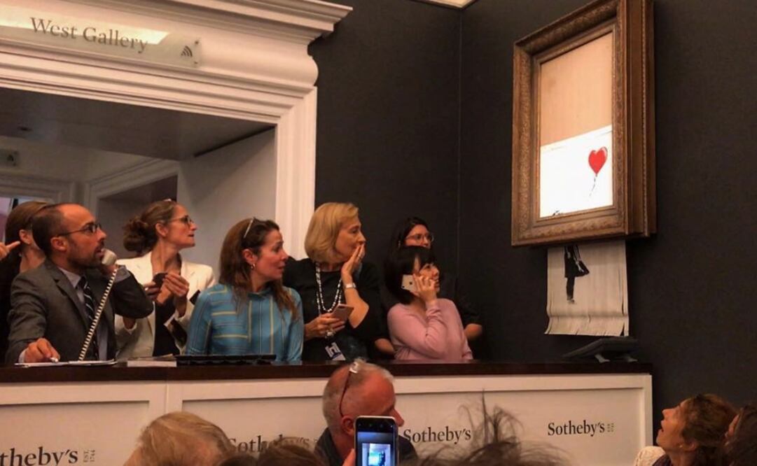 Imagen de archivo del momento en que se creó "Love is in the bin", la obra de Banksy que se autodestruyó durante una subasta. Foto: Instagram / Banksy