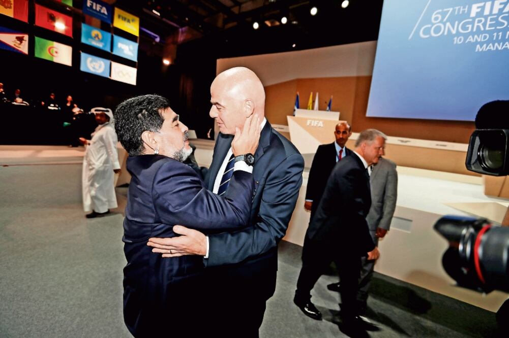 Gianni Infantino, presidente de FIFA, y el ex jugador Diego Maradona (HAMAD I MOHAMMED. REUTERS)