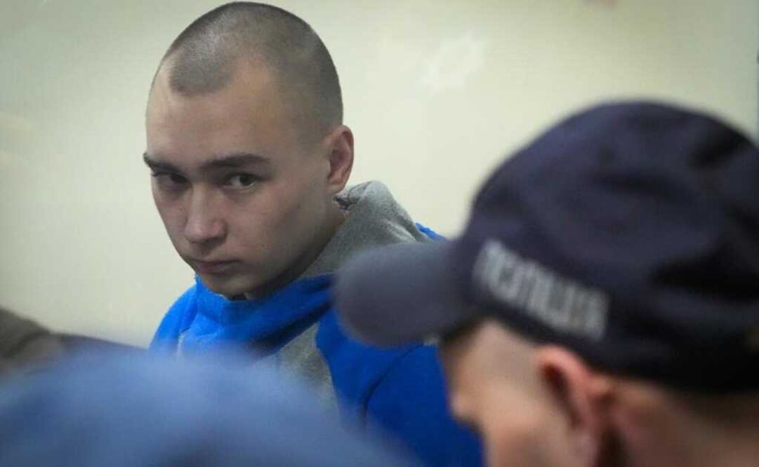 El soldado ruso Vadim Shishimarin, acusado de crímenes de guerra, en el tribunal en Kiev, Ucrania. Foto: AP 
