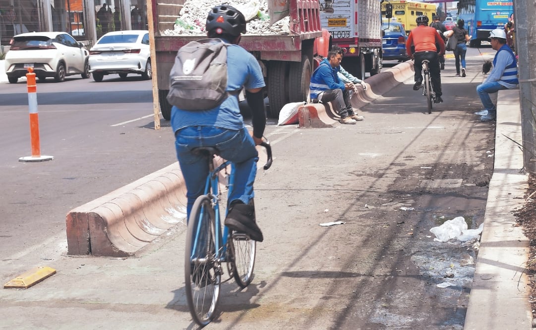 Algunas partes de la ciclovía La Gran Tenochtitlan hay charcos y lodo por las recientes lluvias. Foto: Santiago Cadena/ EL UNIVERSAL