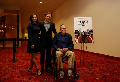 Actriz acusa a Bush padre de manosearla; él se disculpa por su "intento de humor"