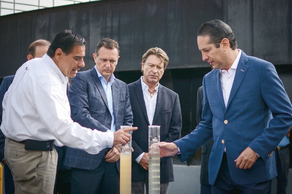 El gobernador Francisco Domínguez Servién explicó que cada tren tiene capacidad de filtrar 200 litros por segundo (LUIS SÁNCHEZ. EL UNIVERSAL)