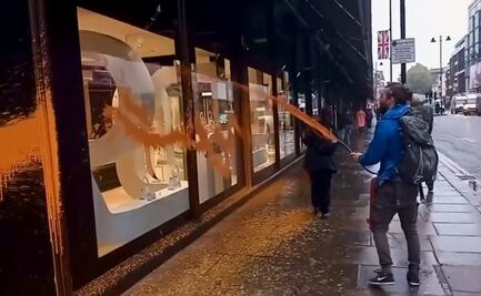 Activistas arrojan pintura naranja contra los almacenes londinenses Harrods
