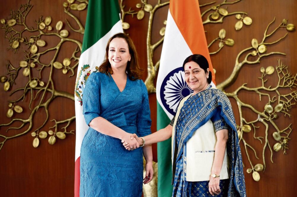 La secretaria de Relaciones Exteriores, Claudia Ruiz Massieu, se reunió con su homóloga de la India, Sushma Swaraj, durante su gira de trabajo en ese país. FOTO: RAJAT GUPTA. EFE