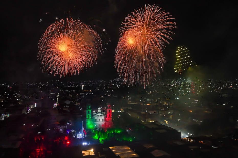 Los asistentes presenciaron un espectáculo de drones que formó en el cielo figuras relacionadas con la celebración. Foto: Especial