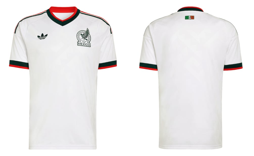 Blanco minimalista y con historia, así es el jersey visitante de la Selección Mexicana de futbol. Foto: Cortesía Mercado Libre