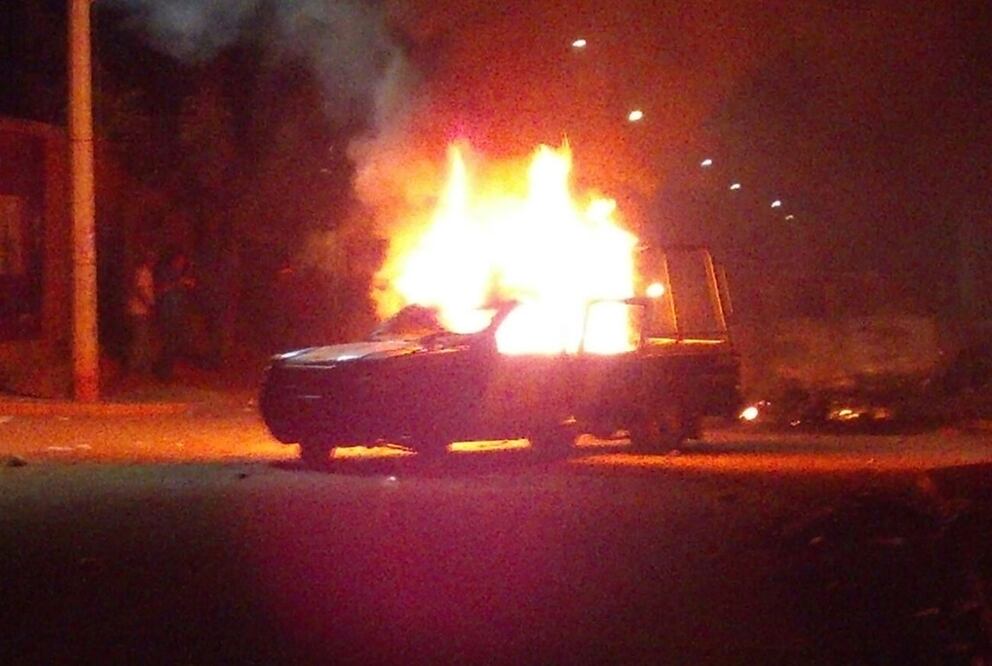 Pobladores de Tehuantepec incendiaron cuatro vehículos oficiales este martes para mostrar su inconformidad con la policía municipal. 