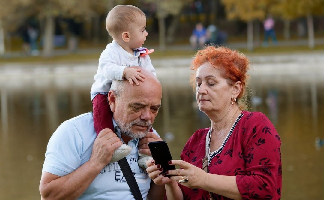 Celular y adultos mayores. Fuente: Pixabay