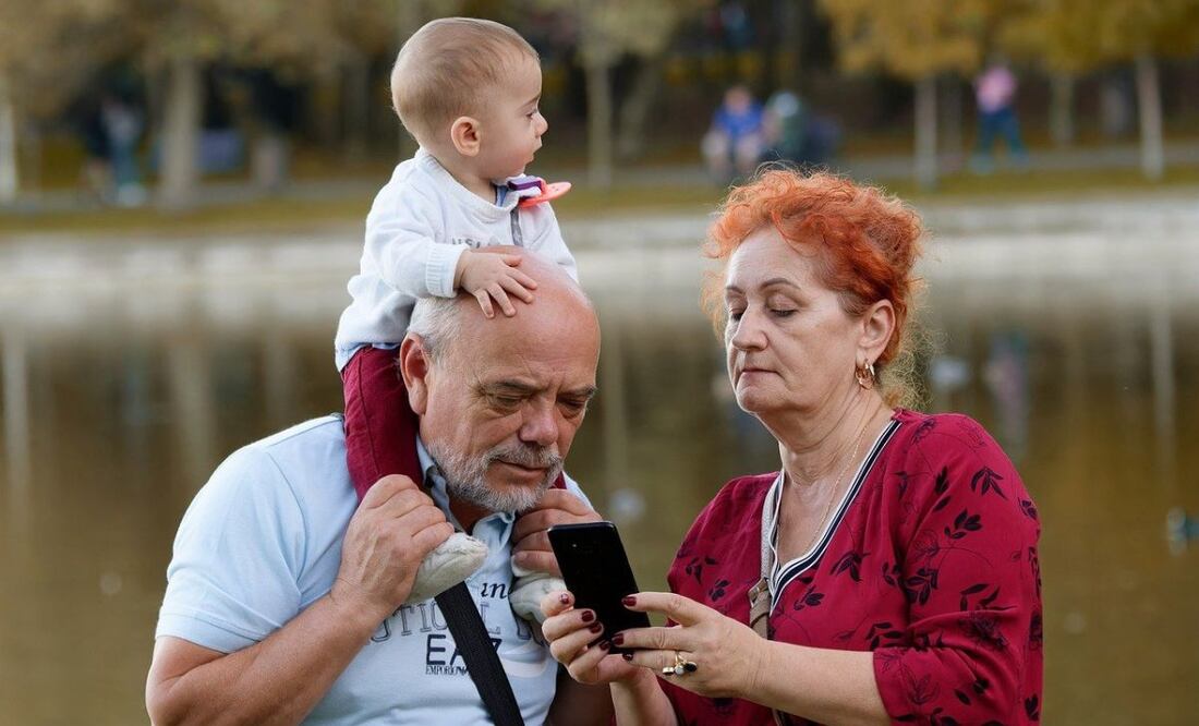 Celular y adultos mayores. Fuente: Pixabay