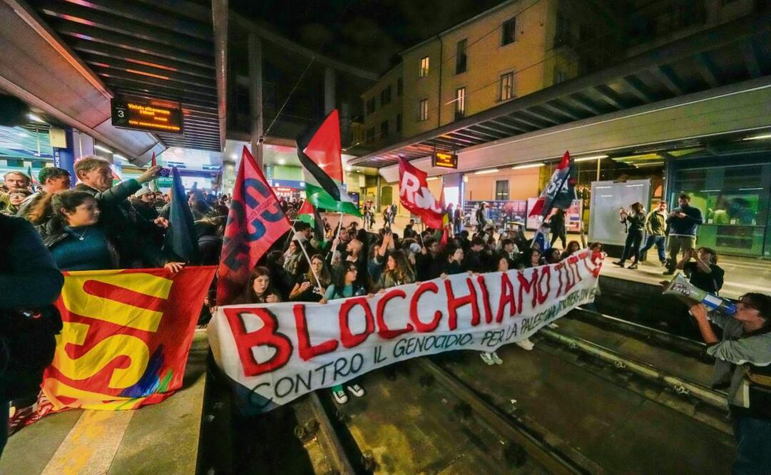 Manifestantes propalestinos, con una pancarta que decía: “Bloqueémoslo todo”, en Milán, tras la interceptación de la flotilla que iba a Gaza. Foto: Luca Bruno / AP