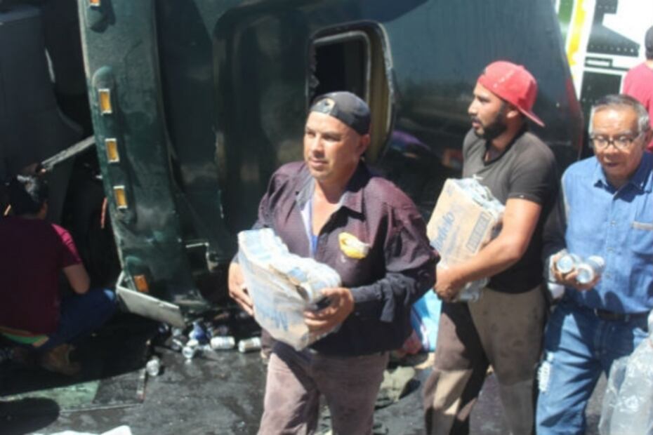 Rapiña de cerveza tras volcadura de tráiler en Zacatecas