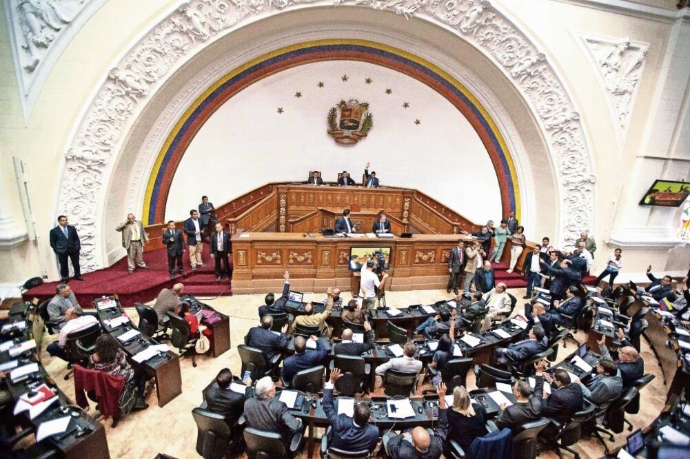 La oposición en la Asamblea Nacional venezolana aprobó en un primer debate la iniciativa para realizar un referéndum contra Maduro (ARCHIVO AP)