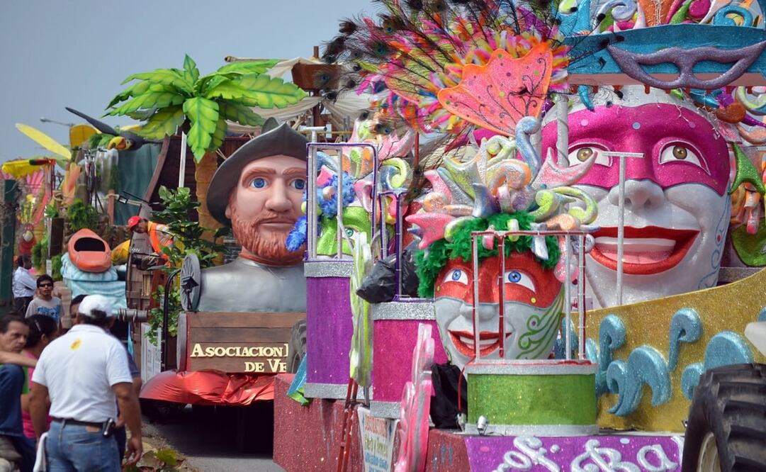 Todos los carros alegóricos del Carnaval de Veracruz están diseñados con movimiento, luces, elevadores o efectos especiales. Foto: Alan Carranza. EL UNIVERSAL
