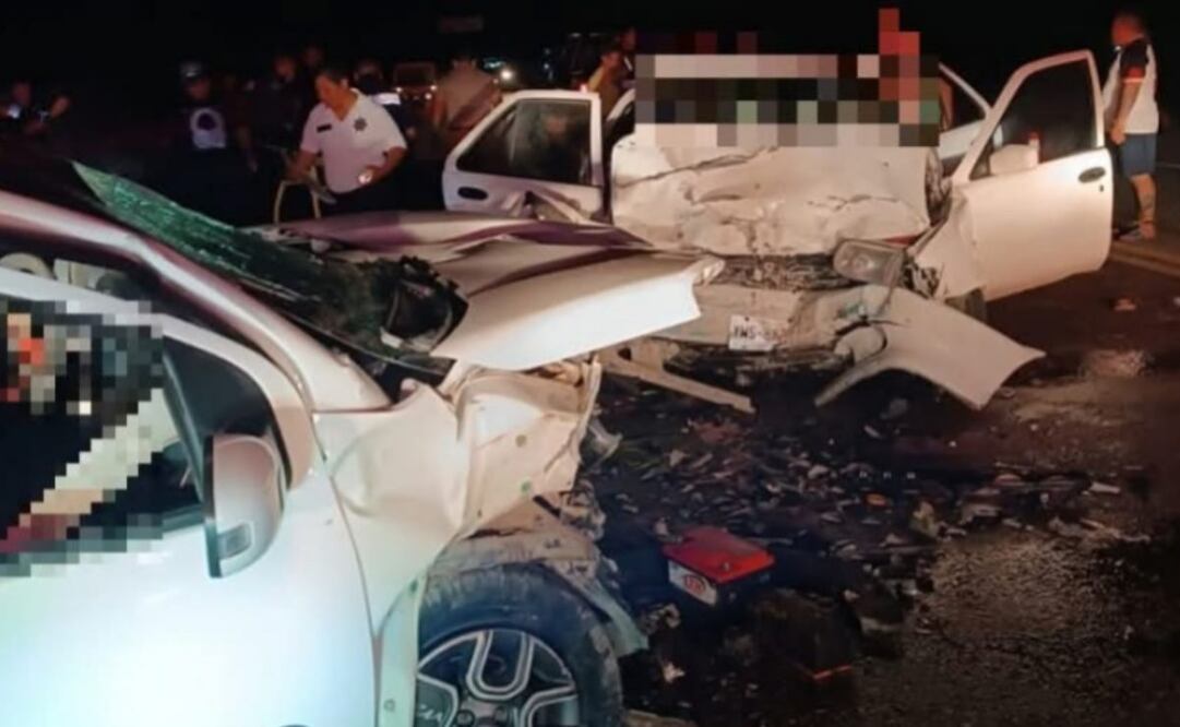 Tres personas perdieron la vida luego de un choque frontal entre dos vehículos compactos en la carretera Temax- Buctzotz (11/11/2024). Foto: Especial