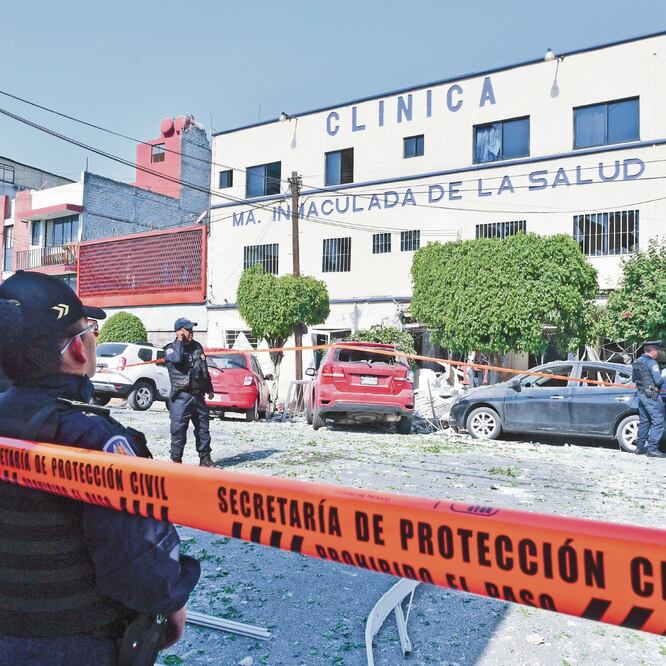 Policías acordonaron la zona de la explosión, que provocó daños en la clínica y en la iglesia de un costado. FOTOS: HUGO GARCÍA