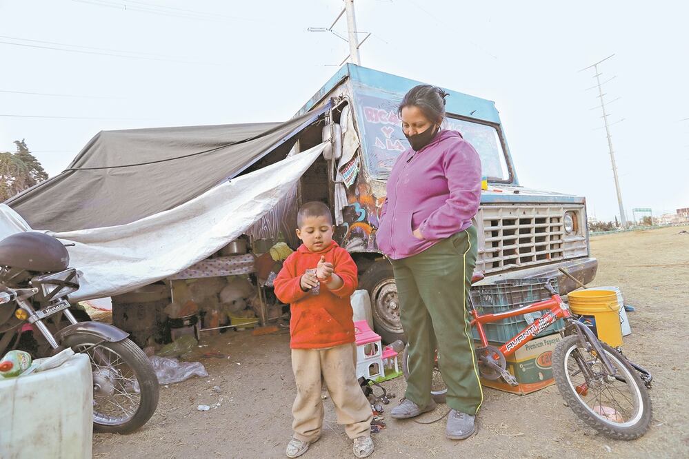 Isabel, sus hijos, un yerno y sus nietos viven en una camioneta en un predio entre dos calles primarias de Toluca. Foto: JORGE ALVARADO. EL UNIVERSAL