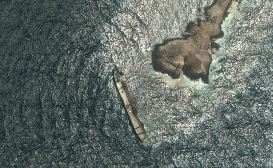 Imagen satelital muestra al petrolero Caroline Bezengi parcialmente sumergido frente a la costa de Omán, rodeado por una mancha de crudo. Foto: AP