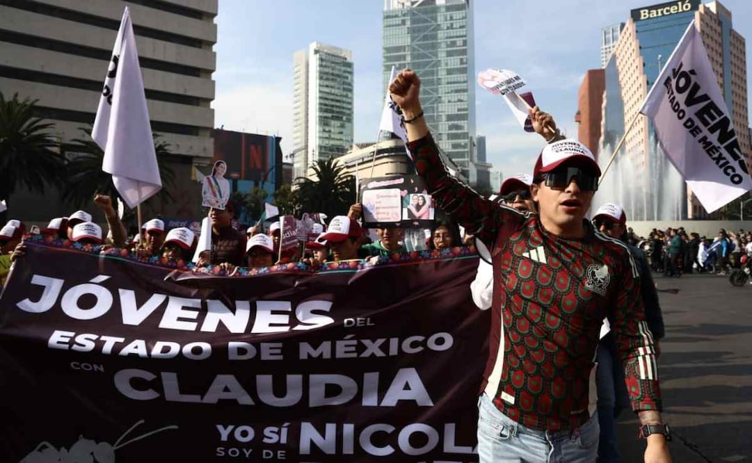 Jóvenes asistentes a festejos de la 4T en el Zócalo encabezados por la presidenta Claudia Sheinbaum el 6 de diciembre de 2025 / Foto: Gabriel Pano. EL UNIVERSAL