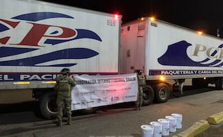 Marina asegura tractocamión de paquetería con 100 litros de precursor químico en Sinaloa; vehículo se dirigía a La Paz
