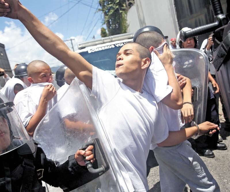 Las pandillas que se encuentran en Chiapas, además de Centroamérica, son la Mara Salvatrucha 13 y Barrio 18; en la imagen, detienen a integrantes en Guatemala en 2017. EFE
