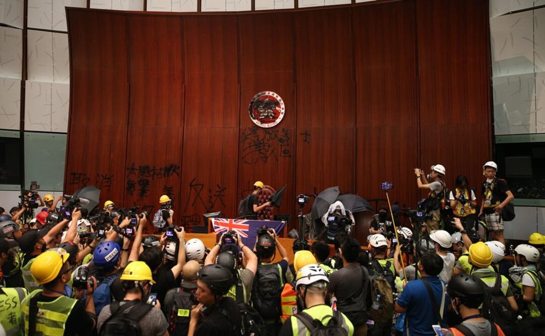 Cientos de manifestantes irrumpen en la sede del Conejo Legislativo (parlamento) de Hong Kong (China) (Foto: EFE)